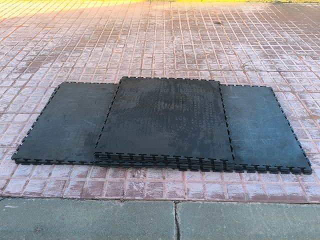 Baldosas de caucho gris encastrables