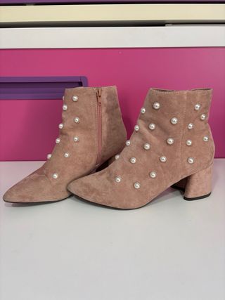 Botines rosas con perlas