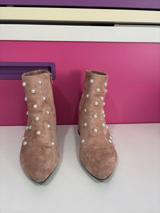 Botines rosas con perlas