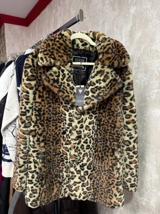 Abrigo de pelo Guess estampado leopardo