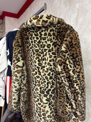 Abrigo de pelo Guess estampado leopardo