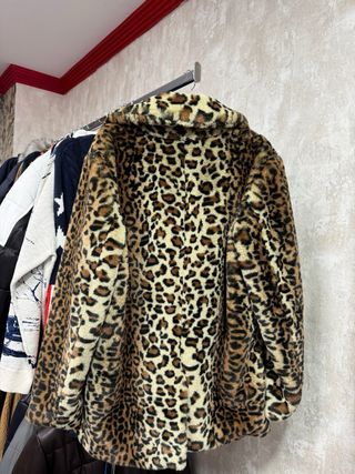 Abrigo de pelo Guess estampado leopardo