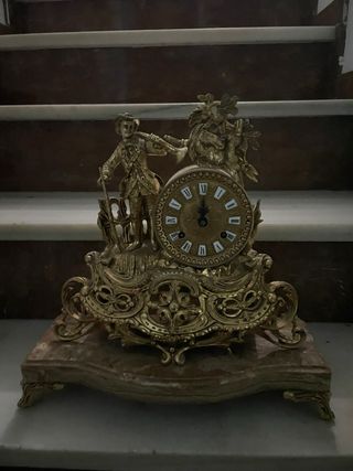 Reloj Barroco Dorado con Peana de Mármol