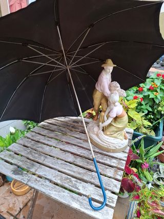 Paraguas antiguo negro y azul