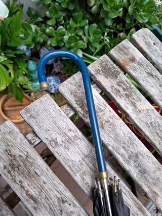 Paraguas antiguo negro y azul