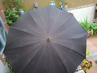 Paraguas antiguo negro y azul