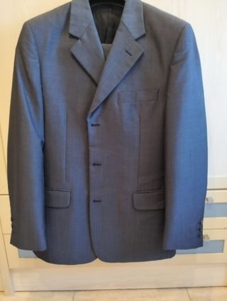 Traje gris oscuro