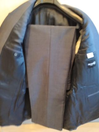Traje gris oscuro