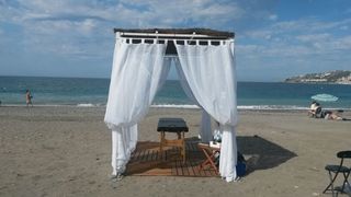 Carpa de playa con techo de brezo