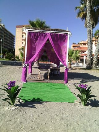 Carpa de playa con techo de brezo