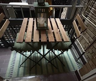 Mesa y 2 Sillas Plegables con Alfombra