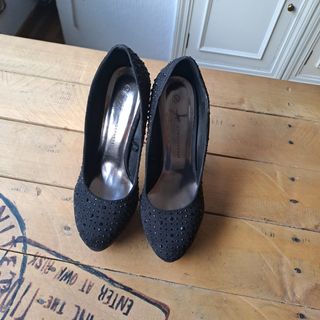 Zapatos de tacón negros con pedrería