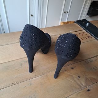 Zapatos de tacón negros con pedrería