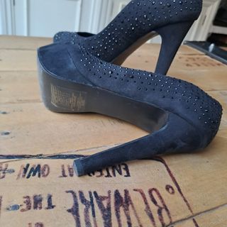 Zapatos de tacón negros con pedrería