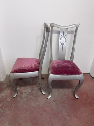 Pareja de sillas de madera con asiento de terciope