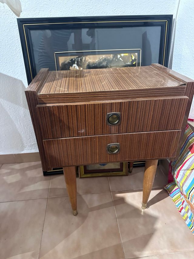 Mesita de noche antigua de madera