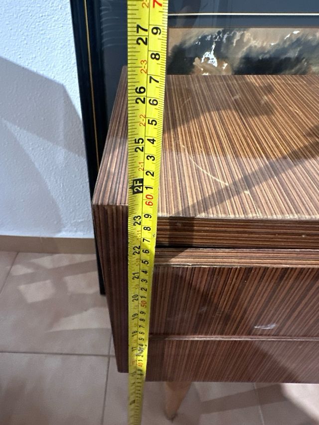 Mesita de noche antigua de madera