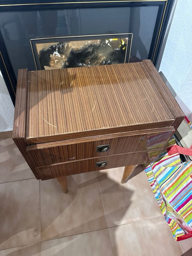 Mesita de noche antigua de madera