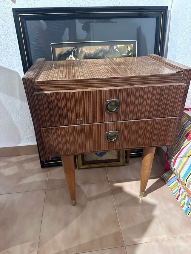 Mesita de noche antigua de madera