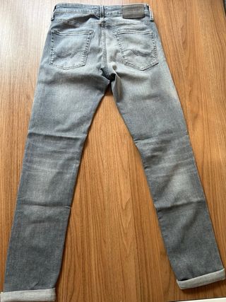 Pantalones grises para hombre