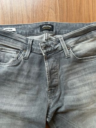 Pantalones grises para hombre