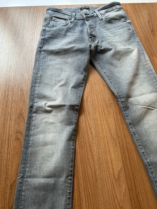 Pantalones grises para hombre
