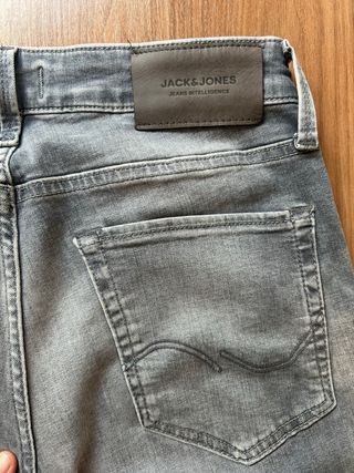 Pantalones grises para hombre