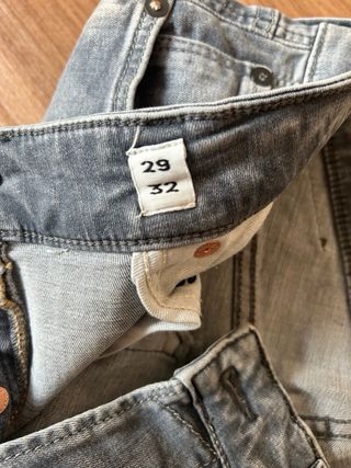 Pantalones grises para hombre