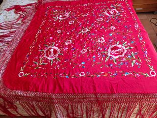 Manton Manila bordado floral rojo.