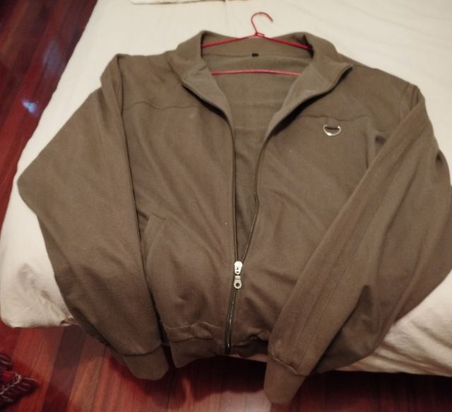 Casacos unissex, vermelhos e verdes