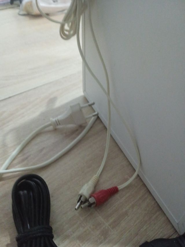 Juego de parlantes Genius negro y trust beige.