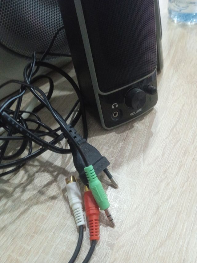 Juego de parlantes Genius negro y trust beige.