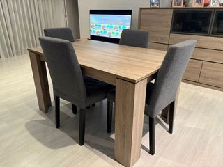 Mesa de comedor y 4 sillas