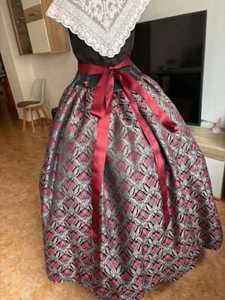 Traje de huertana con encaje y lazo