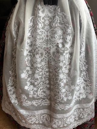 Traje de huertana con encaje y lazo