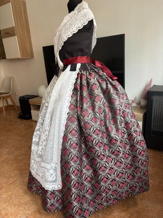 Traje de huertana con encaje y lazo