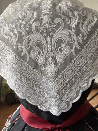 Traje de huertana con encaje y lazo