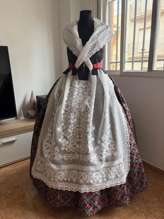 Traje de huertana con encaje y lazo