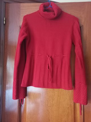 Jersey rojo cuello alto talla M