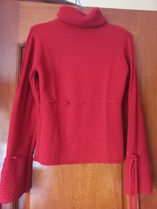 Jersey rojo cuello alto talla M