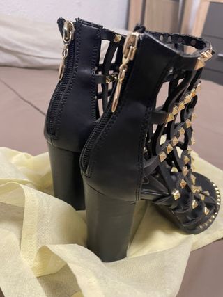 Sandalias tacón negra piel rejillas T37 - PVP 70€