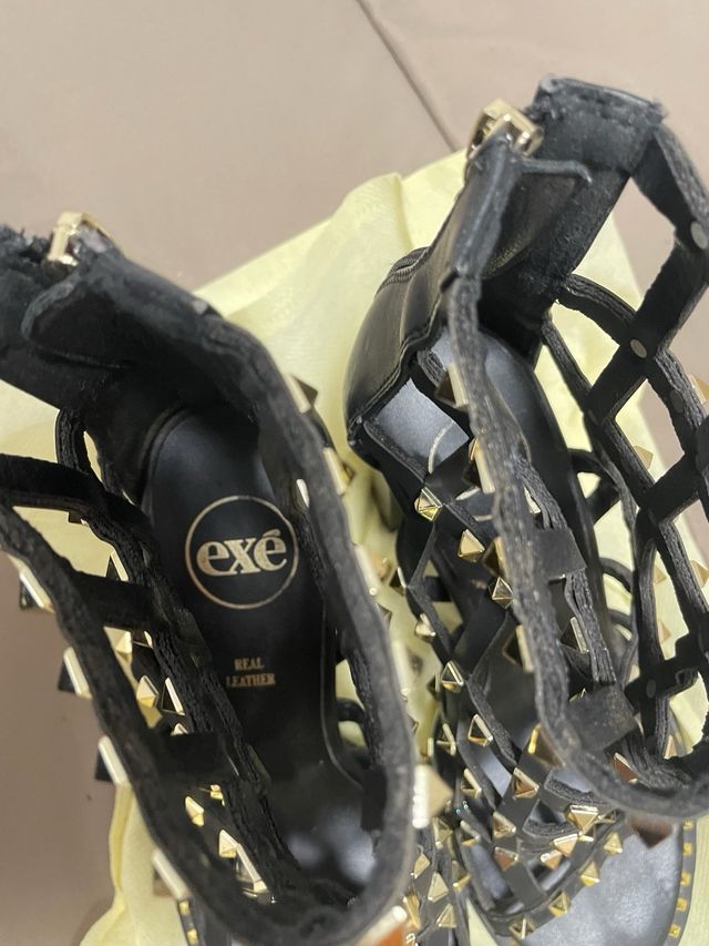 Sandalias tacón negra piel rejillas T37 - PVP 70€