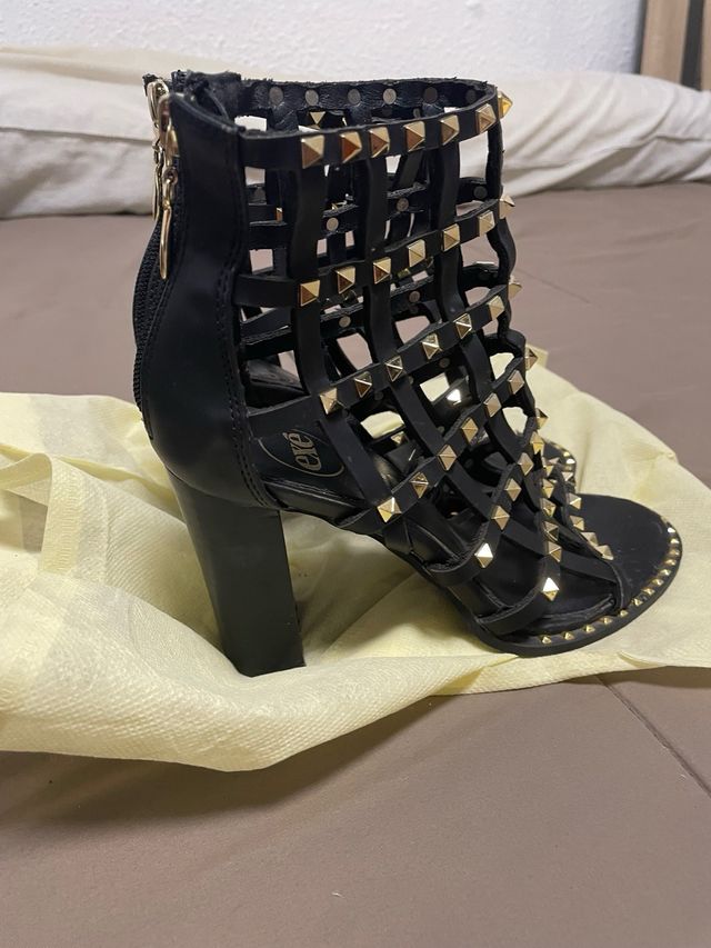 Sandalias tacón negra piel rejillas T37 - PVP 70€