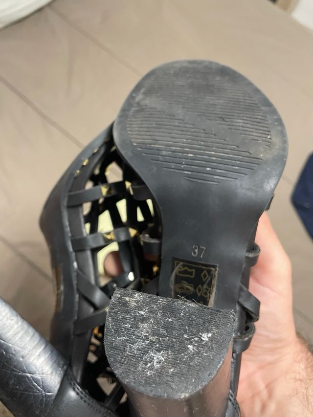 Sandalias tacón negra piel rejillas T37 - PVP 70€