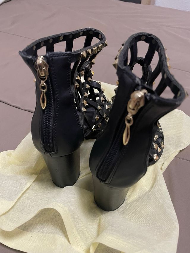 Sandalias tacón negra piel rejillas T37 - PVP 70€