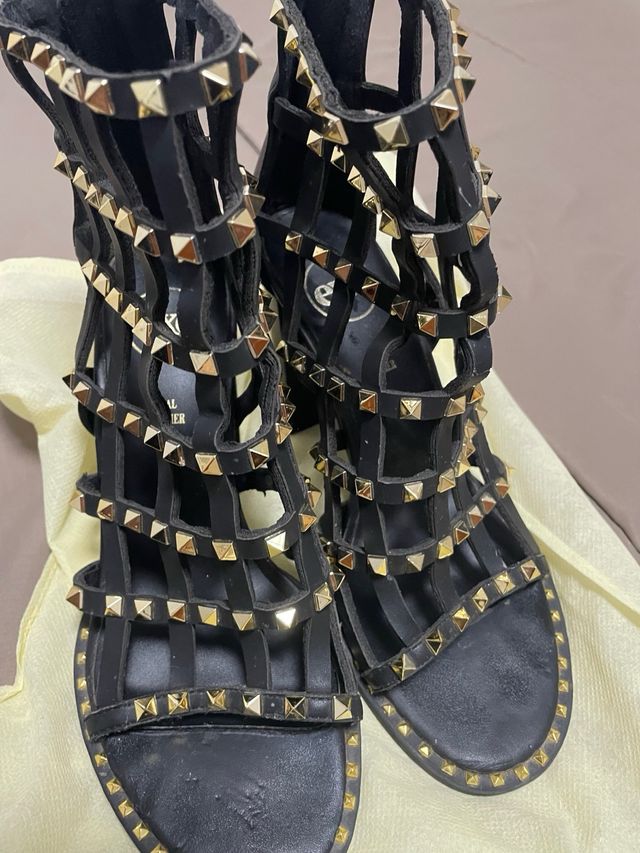 Sandalias tacón negra piel rejillas T37 - PVP 70€