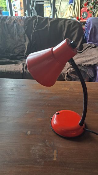 Lámpara de escritorio roja y negra