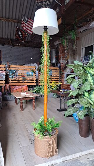 Lámpara de salón de yute y madera