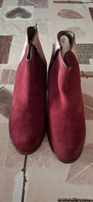 Botines granate-rojizo y dorados