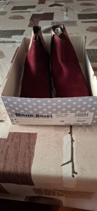 Botines granate-rojizo y dorados